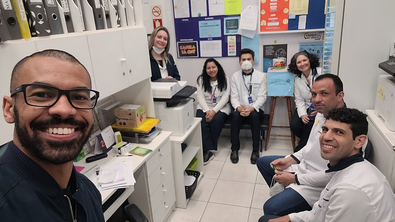 Leonardo Silvart com grupo de colegas