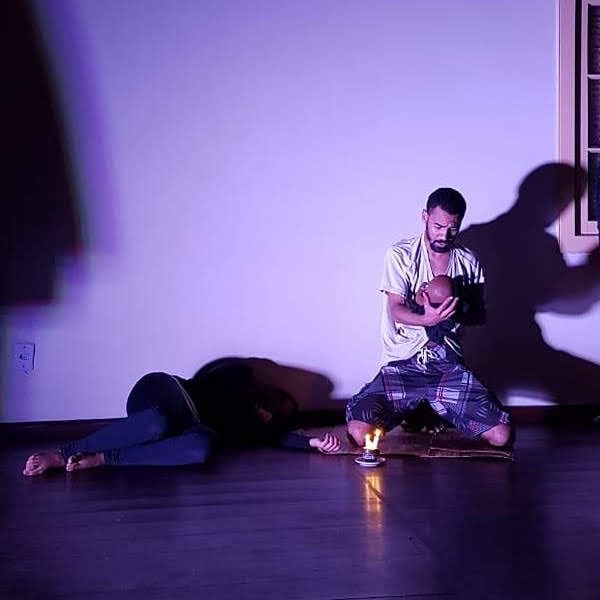 Leonardo Silvart em apresentação teatral